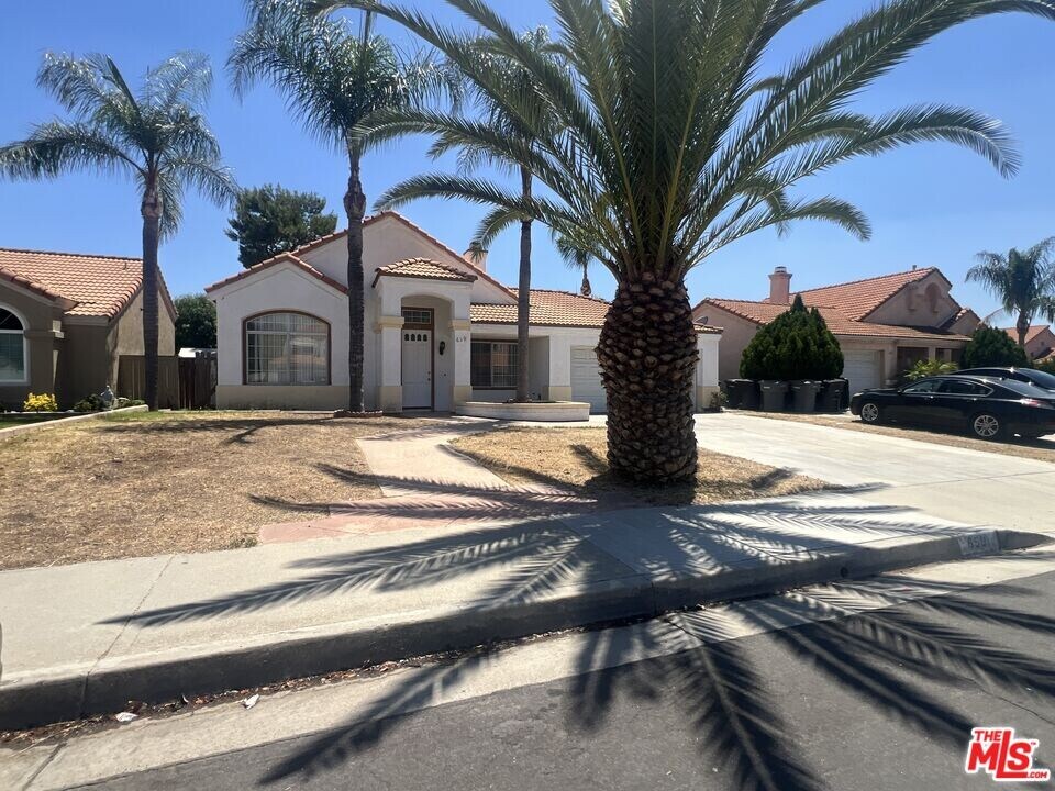 659 Periwinkle Ln in Perris, CA - Foto de edificio