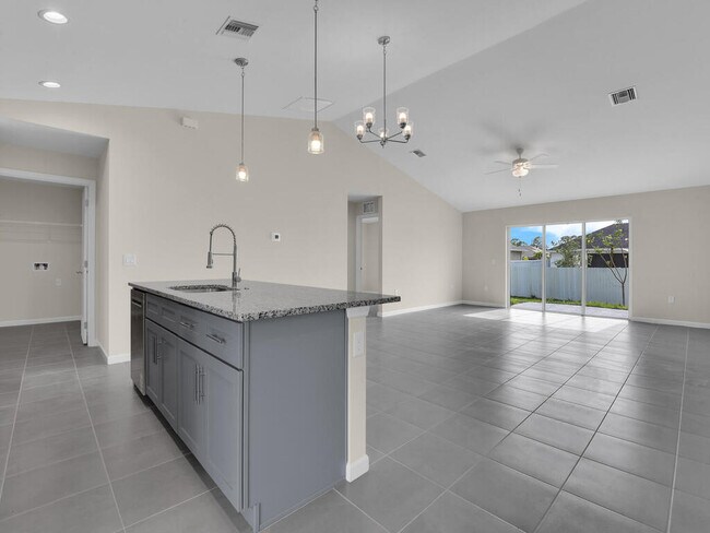 1110 NW 18th Ave in Cape Coral, FL - Building Photo - Building Photo