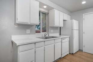 12031 SE Foster Rd in Portland, OR - Building Photo