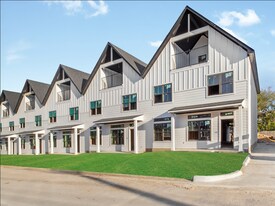 Brand New 6 Bed, 6.5 Bath, 3 Story Townhomes w/ Bonus Room & Balcony! in College Station, TX - Building Photo