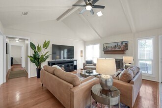 607 Shenandoah Dr in Shenandoah, TX - Foto de edificio - Building Photo