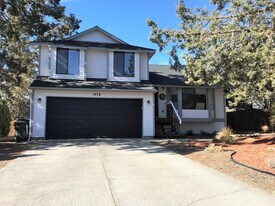 1614 NE Cackler Ln in Bend, OR - Building Photo
