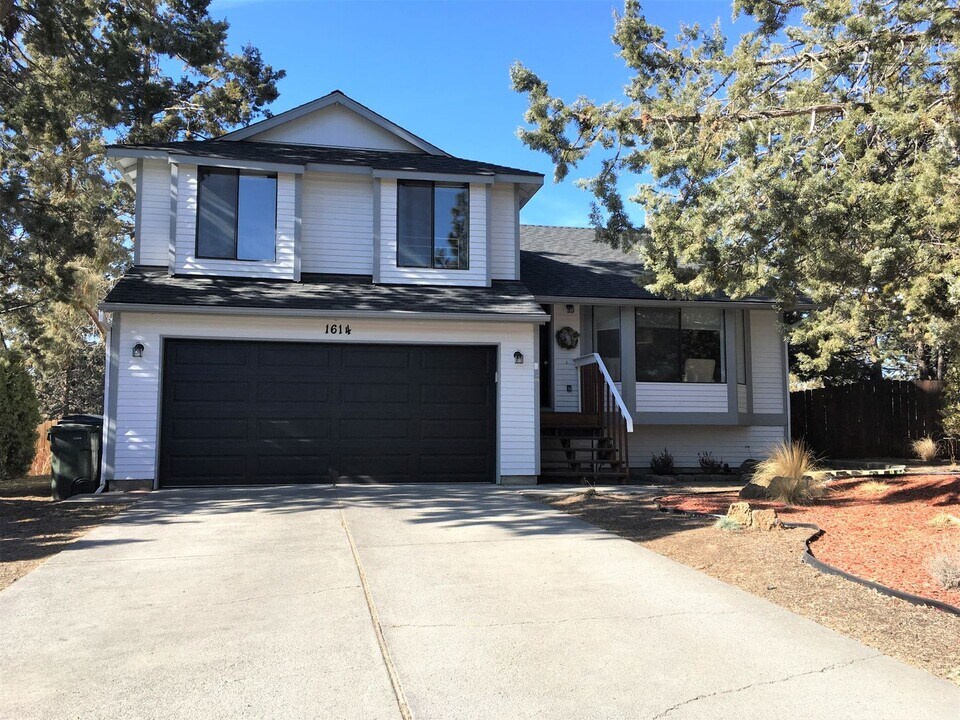 1614 NE Cackler Ln in Bend, OR - Building Photo