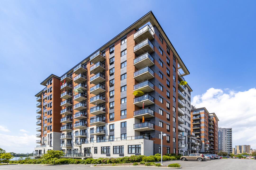 8400 Saint-Charles in Brossard, QC - Building Photo
