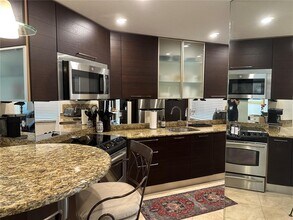8635 Midnight Pass Rd in Sarasota, FL - Foto de edificio - Building Photo