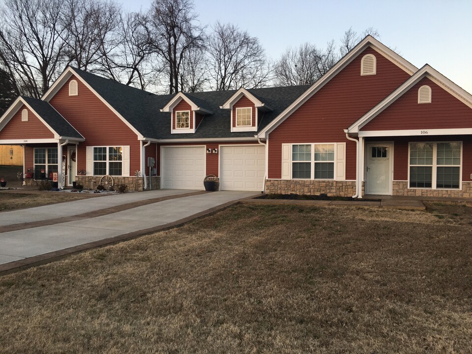 200 Streamview Ln E in Bardstown, KY - Foto de edificio