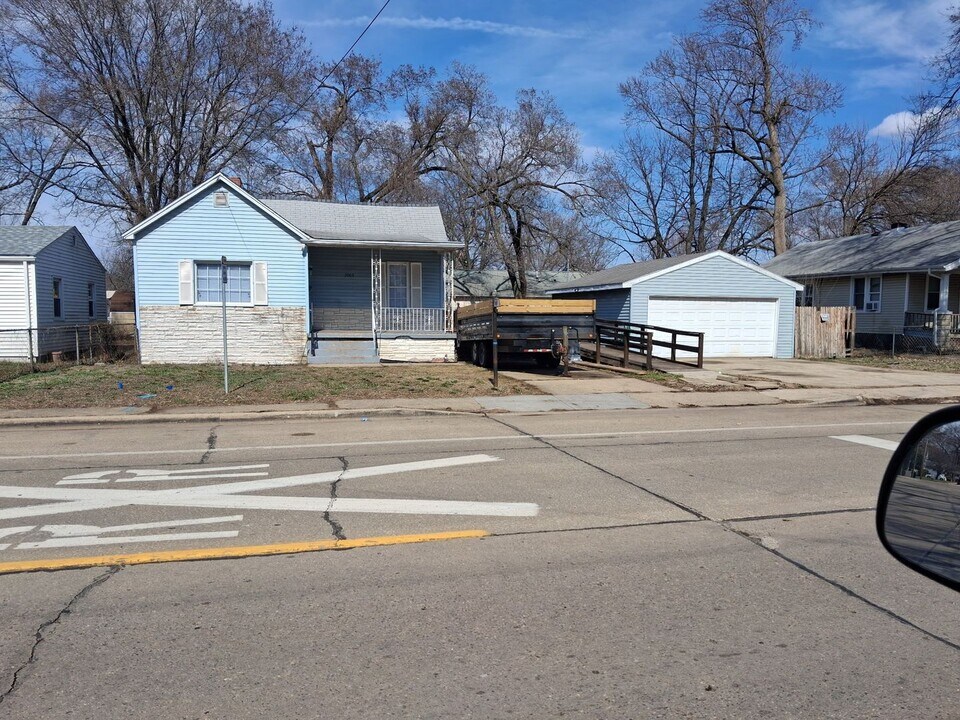 2005 E Laurel St in Springfield, IL - Building Photo