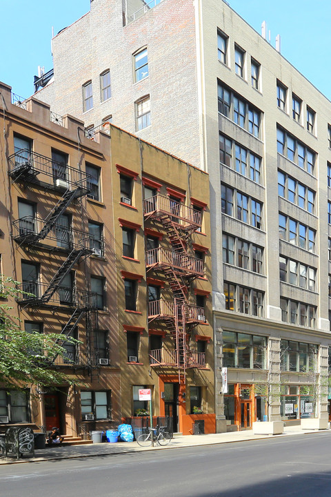 228 W 17th St in New York, NY - Building Photo