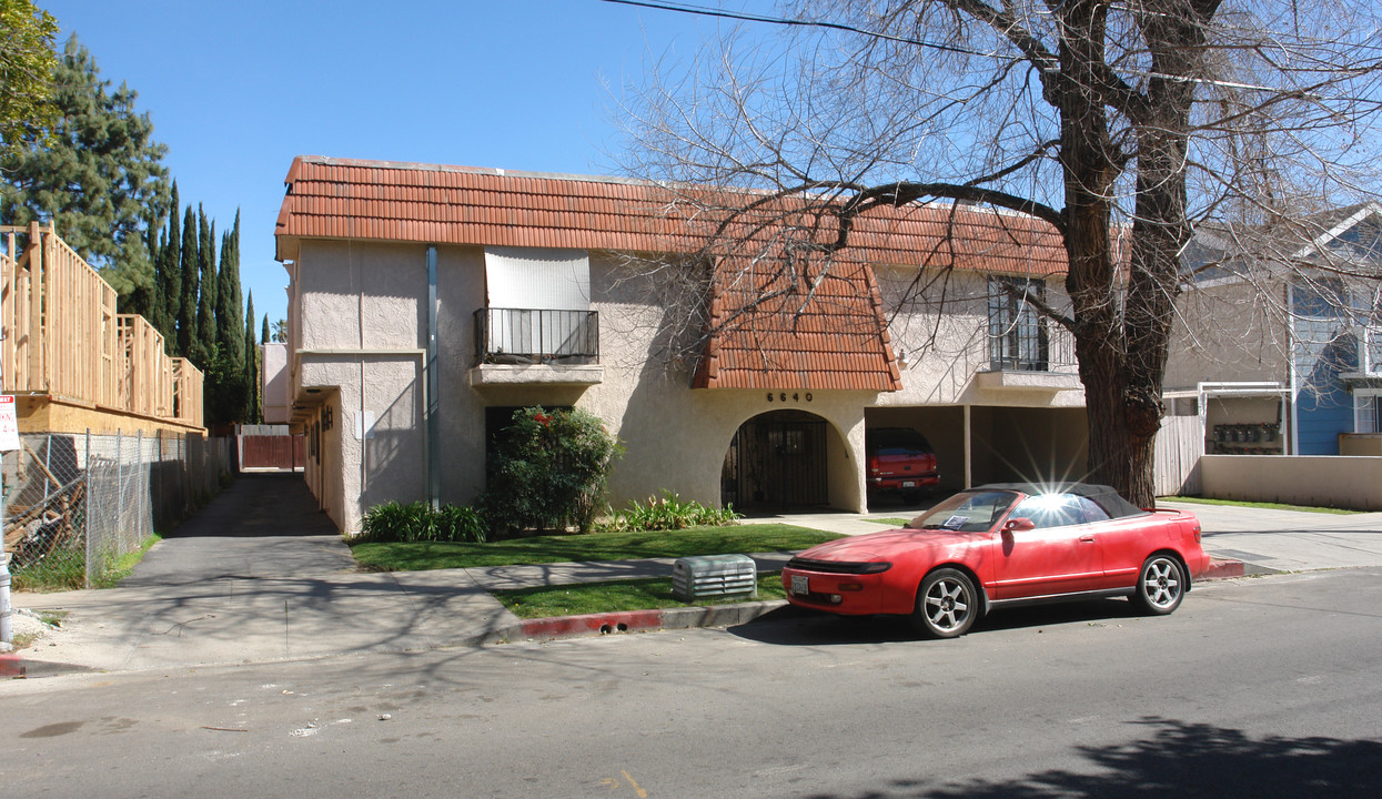 6640 Sylmar Ave in Van Nuys, CA - Building Photo