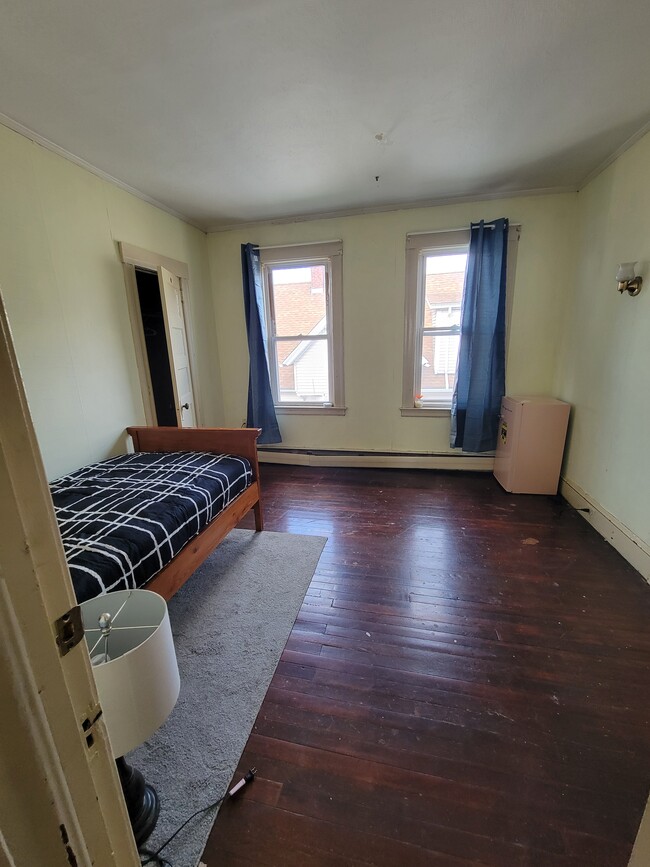 32 Rowe Ave in Hartford, CT - Building Photo - Building Photo