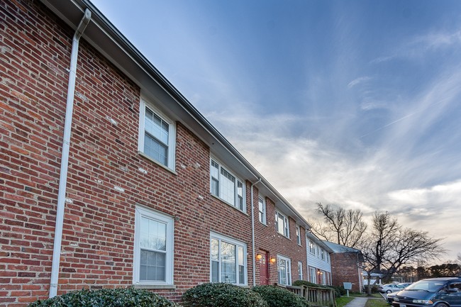 New Castle Apartments in Colonial Heights, VA - Building Photo - Building Photo