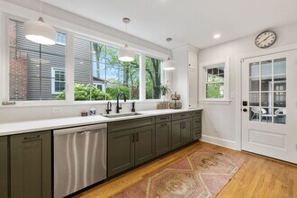 400 Quaker Ln N in West Hartford, CT - Building Photo - Building Photo