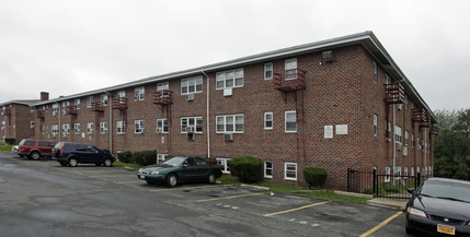 Surrey Carlton in Spring Valley, NY - Building Photo - Building Photo