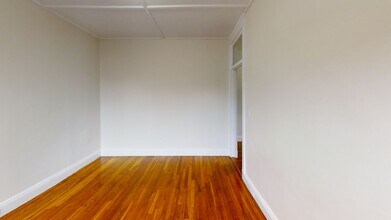 63 Burbank St, Unit 5 in Boston, MA - Foto de edificio - Building Photo
