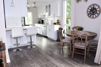 16169 Sunset Blvd, Unit 301 in Los Angeles, CA - Foto de edificio - Building Photo