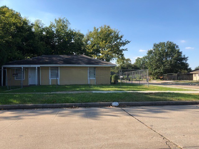 10830 Fairland Dr in Houston, TX - Building Photo