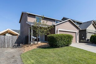 1026 E 15th St in Lafayette, OR - Building Photo