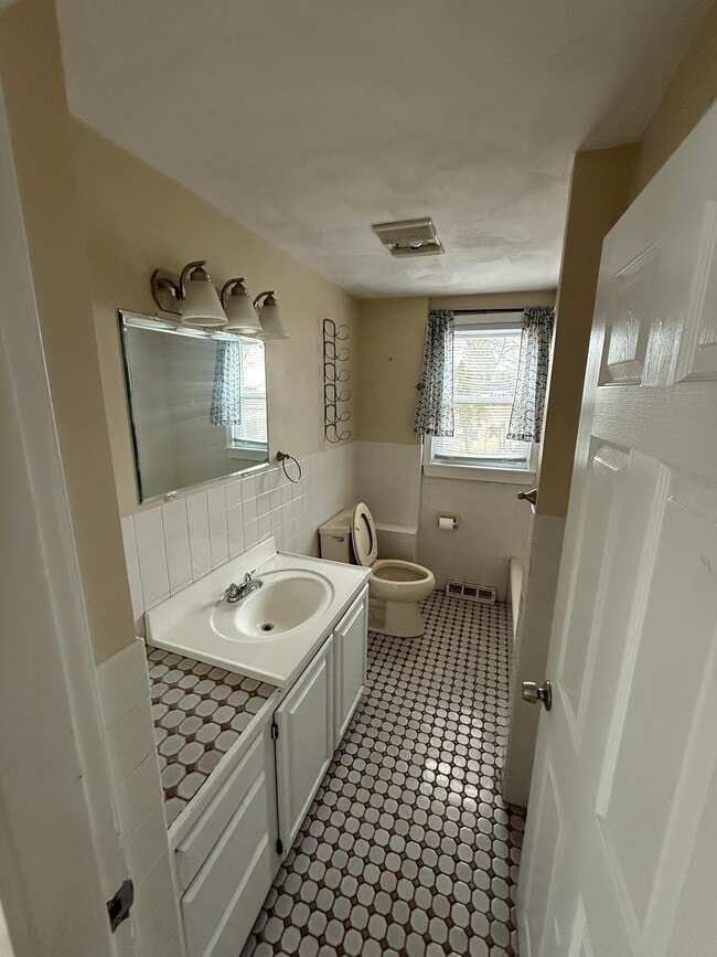 98 Hazel St, Unit 3 in Lincoln, RI - Building Photo - Building Photo