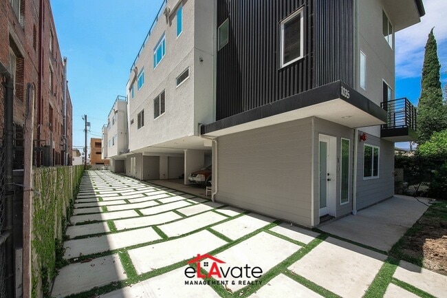 1035 N Serrano Ave in Los Angeles, CA - Building Photo - Building Photo