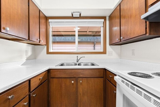 2945 SE Washington St in Portland, OR - Building Photo - Building Photo