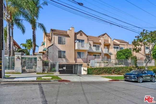 property at 433 E Tamarack Ave