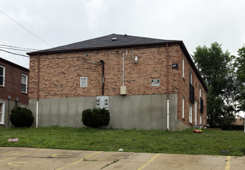 257 Mount Everest St in Fenton, MO - Foto de edificio