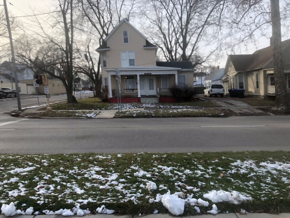 1002 N Center St in Bloomington, IL - Building Photo