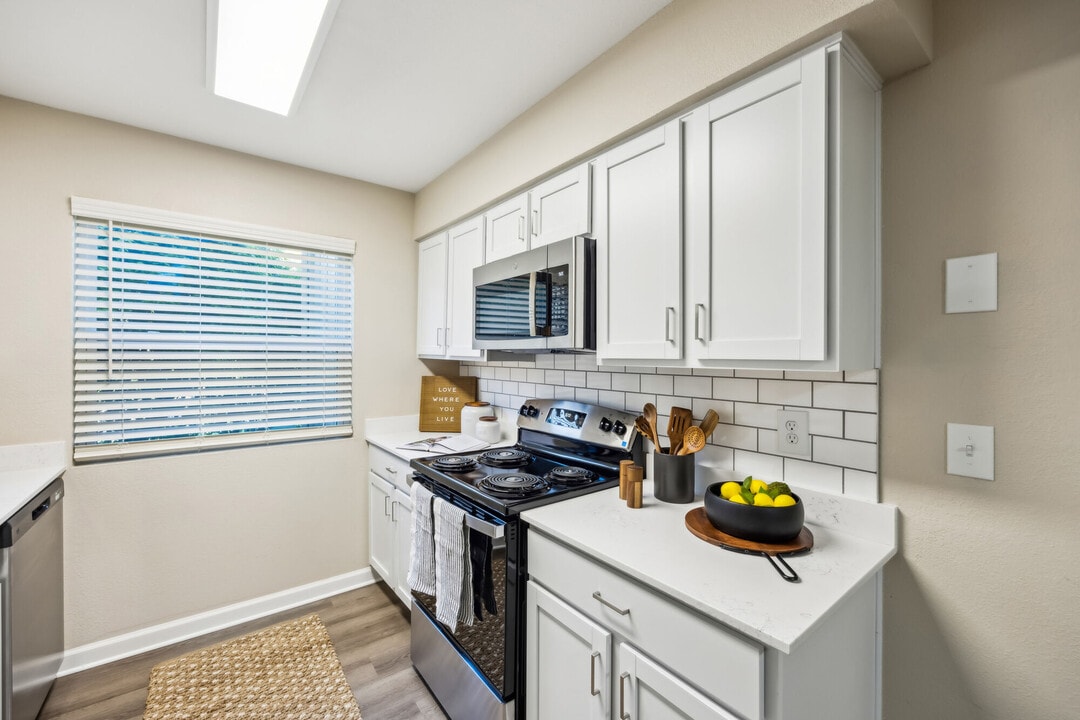 Aspen Lodge in Overland Park, KS - Building Photo