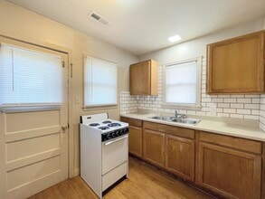 922 W 2nd Ave in Hutchinson, KS - Building Photo - Building Photo