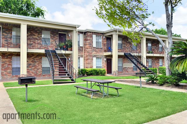 La Carmona in Houston, TX - Building Photo