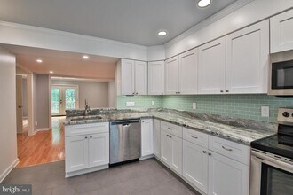 8 Donagh Ct in Timonium, MD - Building Photo - Building Photo