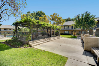 Briarwood Square Apartment Homes in Stanton, CA - Foto de edificio - Building Photo