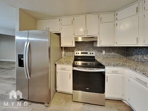 208 Oak Cir N in Stockbridge, GA - Building Photo - Building Photo