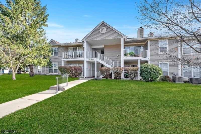 88 Lindsey Ct in Franklin Township, NJ - Building Photo