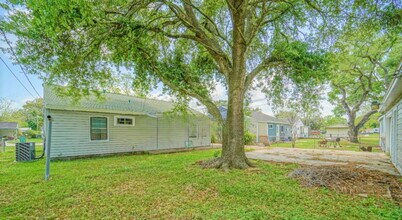 609 Lorrain St in Angleton, TX - Building Photo - Building Photo