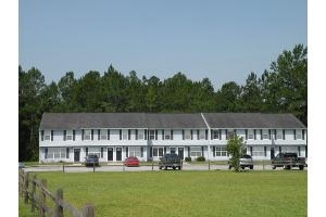 Colonial Park in Hinesville, GA - Building Photo