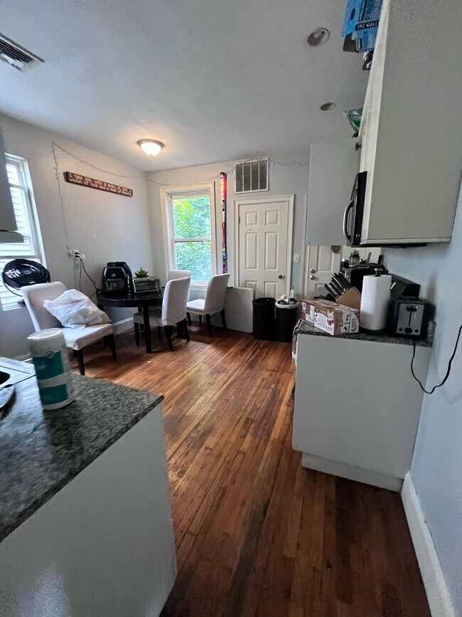 731 Parker St, Unit 3 in Boston, MA - Foto de edificio - Building Photo