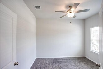 421 Autumn Leaf Rd in Hutto, TX - Building Photo - Building Photo