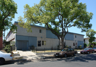 348-358 E 17th St in Long Beach, CA - Foto de edificio - Building Photo