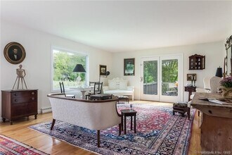 54 Jacobs Ln in Guilford, CT - Building Photo - Building Photo