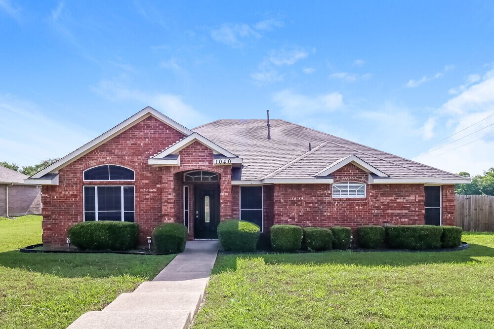 1040 The Meadows Pkwy in Desoto, TX - Building Photo