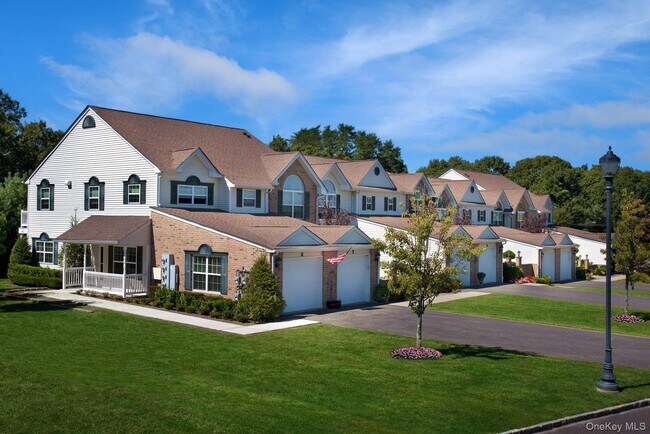 122 Pineview Ln in Coram, NY - Building Photo - Building Photo