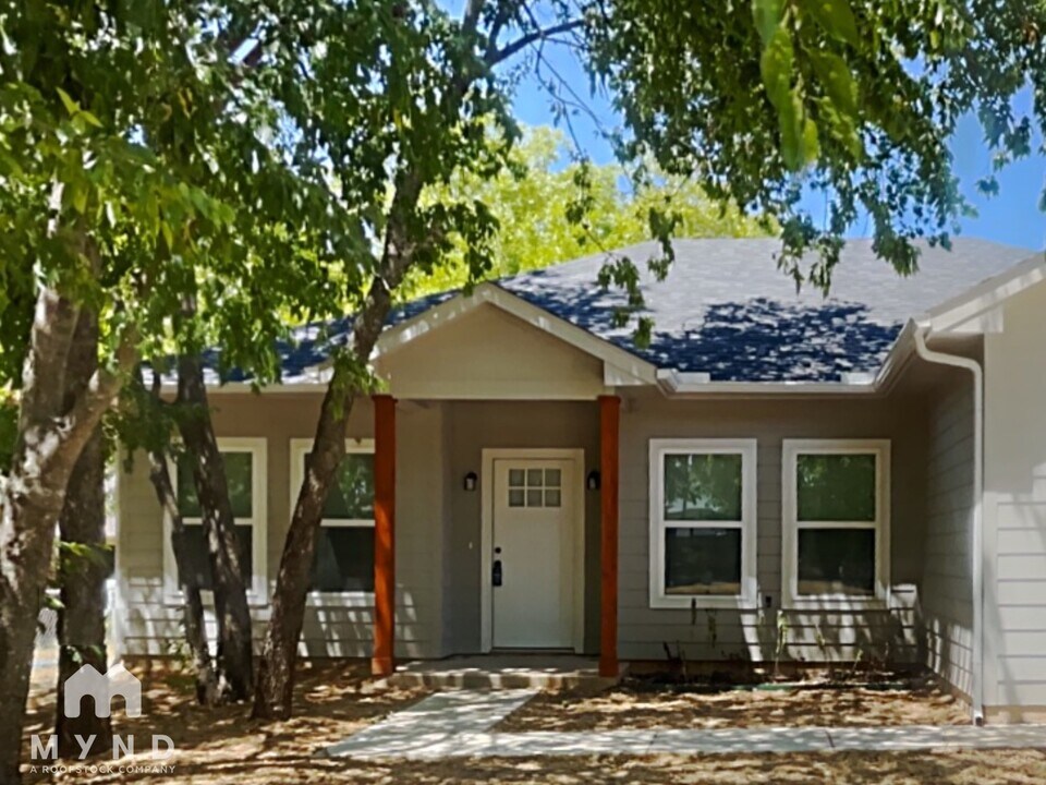 905 N Traylor St in Granbury, TX - Building Photo