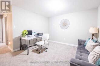 915 Robert Ferrie Dr in Kitchener, ON - Building Photo - Building Photo