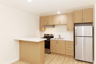 LakePark Apartments in Oakland, CA - Building Photo - Building Photo