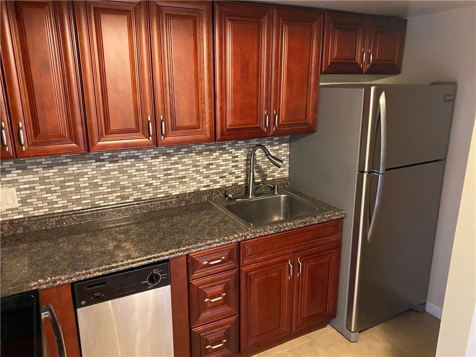 305 Chateau Rive in Peekskill, NY - Building Photo