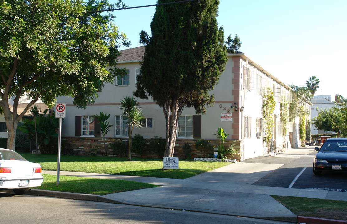 622 E Windsor Rd in Glendale, CA - Foto de edificio