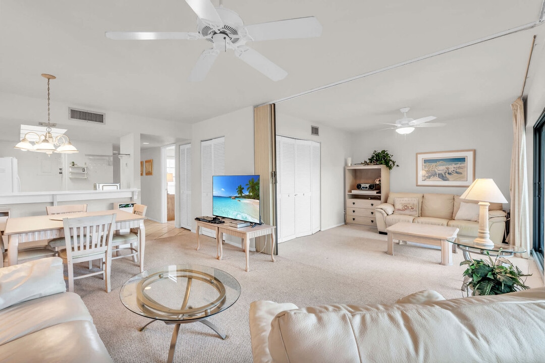 600 Neapolitan Way in Naples, FL - Building Photo