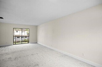 493 NW 43rd St in Oakland Park, FL - Building Photo - Building Photo