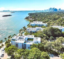 750 NE 64th St in Miami, FL - Building Photo